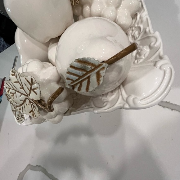 FRUIT TRAY STAND OFF WHITE WITH FRUIT - Picture 15 of 16